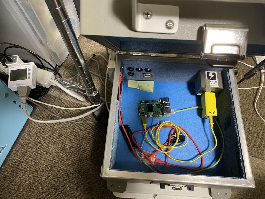 シールドボックに、MicroSDカードを挿入したRaspberry Pi 5、USB-LANアダプター、Raspberry Pi Debug Probe、USB-AC電源を入れ、接続を済ませた様子。